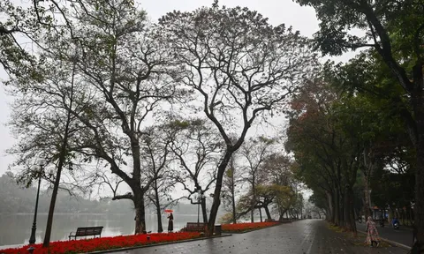 Ca mắc Covid-19 tăng cao, Hà Nội vắng như ngày Tết