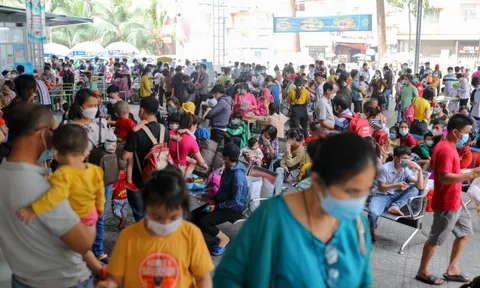 Bệnh viện nhi ở TP.HCM đông nghẹt F0 đến khám