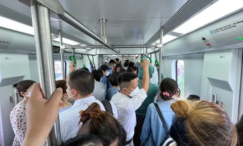 Giá xăng tăng, dân công sở ở Hà Nội đạp xe đi làm, thay ô tô bằng tàu điện