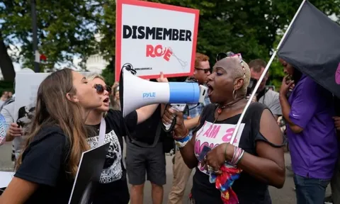 Hai bức tranh trái ngược trong 'ngày buồn' với nước Mỹ