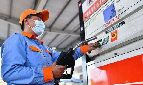 Quỹ bình ổn xăng dầu nên bỏ?