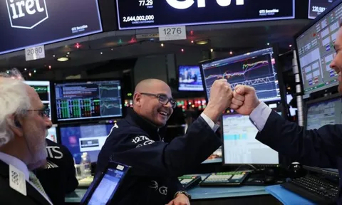 Chứng khoán mỹ biến động mạnh phiên cuối tuần, Dow Jones cùng S&P 500 giảm nhẹ