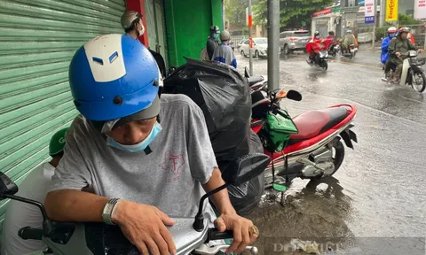 Mưa lớn bất ngờ kéo dài gần 1 giờ đồng hồ ở TP.HCM khiến nhiều người bỏ dở công việc