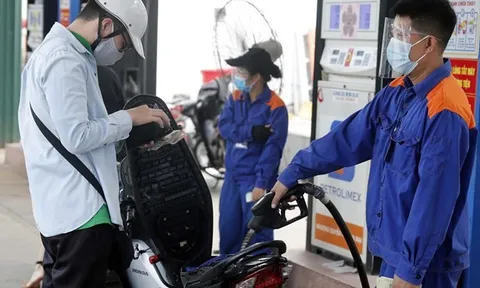 Xăng giảm kỷ lục gần 7.000 đồng/lít: Mới bớt lo, chưa vội mừng