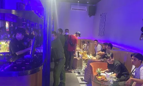 Công an Hà Nội đột kích 2 ổ 'bóng cười' núp bóng quán bar, quán bia