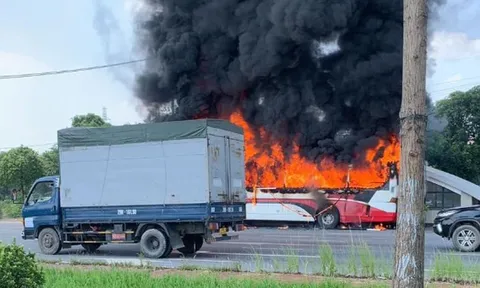 Hà Nội: Xe khách bốc cháy dữ dội trên đường Trường Sa