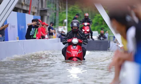 Xe máy điện VinFast bất ngờ "có giá" nhờ khả năng vượt đường ngập nước