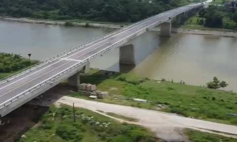 Cầu nghìn tỉ không có đường dẫn, người dân vẫn phải đi đò qua sông