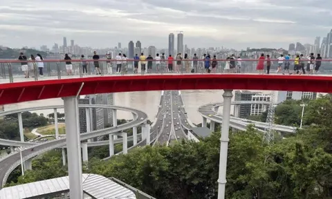 Đây là nơi hiếm hoi ở Trung Quốc người dân hầu như không đeo khẩu trang và các quán bar vẫn đông nghịt người