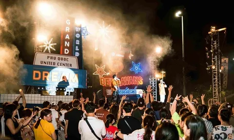 Du khách rầm rộ check-in tuyến phố Bia Tây mới toanh tại Phú Quốc