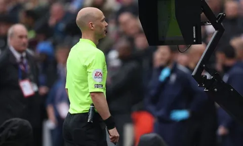 Premier League sẽ công khai cuộc trao đổi của các trọng tài VAR