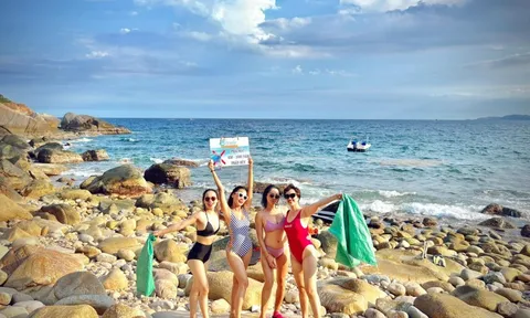 Mặc bikini nhặt rác: Phản cảm hay cần tuyên dương?