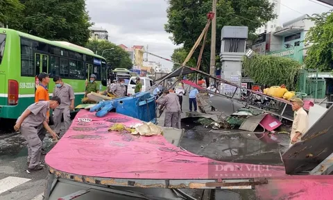 TP.HCM: Sau cơn mưa, cổng chào cao 5m ở công viên nước Đầm Sen đổ sụp