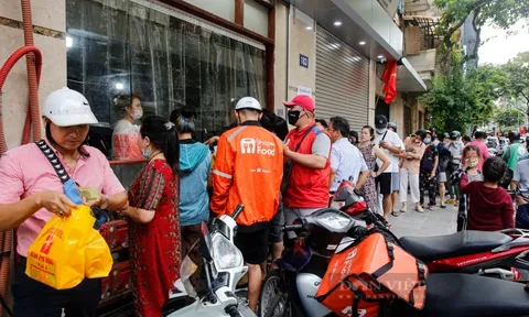 Lại xuất hiện cảnh người Hà Nội xếp hàng dài mua bánh Trung thu truyền thống