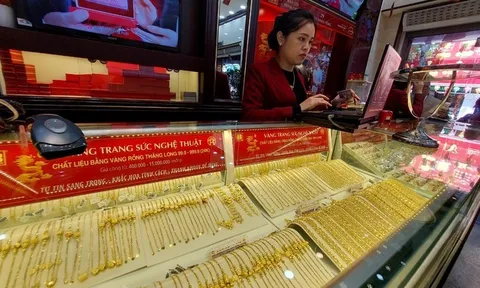 Vàng SJC 'một mình một chợ', cao hơn thế giới tới 20 triệu đồng/lượng