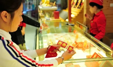 Giá vàng và ngoại tệ ngày 14/12: Vàng tăng phi mã, USD xuống mốc 102