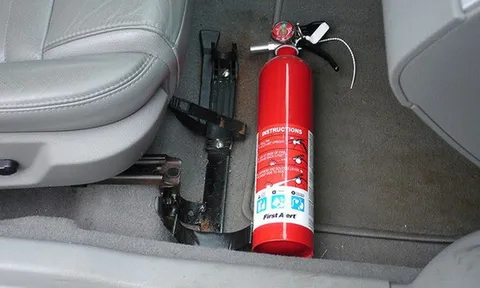 Từ hôm nay, xe ô tô dưới 9 chỗ không còn phải lắp bình chữa cháy