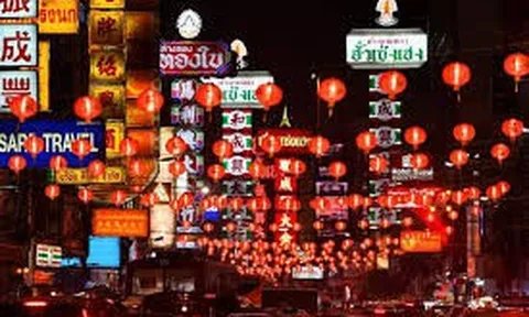 Khắp châu Á trang hoàng lung linh, người dân đeo khẩu trang đi sắm Tết