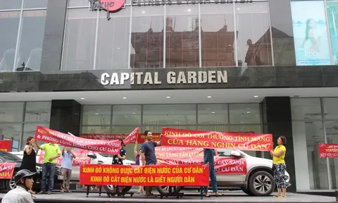 Hà Nội: "Khốn khổ" vì mua chung cư cao cấp 5 năm chưa được làm hộ khẩu, cư dân mang ô tô dán băng rôn diễu phố phản đối chủ đầu tư