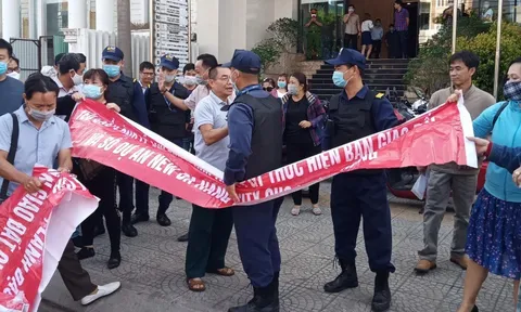 Khách mua đất đi đòi sổ đỏ bị bảo vệ ngăn cản, Chủ tịch HĐQT không xuất hiện