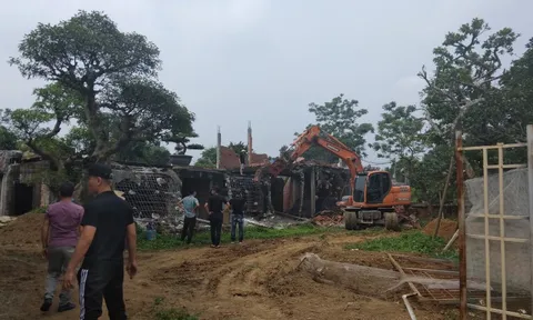 Thạch Thất, Hà Nội: Đang 'tố' sai phạm trong bán đấu giá, nhà đất bỗng bị 'san phẳng' trước mắt công an