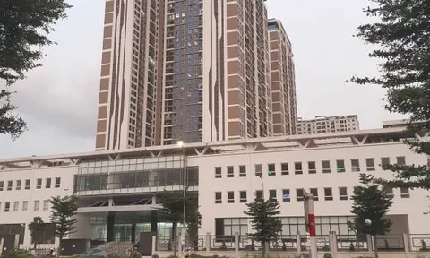 Chuyện lạ ở Hà Nội: Chung cư cao cấp dán biển “thang máy dành cho các căn hộ nợ phí dịch vụ”