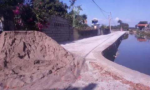 Phủ Lý, Hà Nam: Đường mới làm bong tróc sau trận mưa, chủ đầu tư có 'buông lỏng' để nhà thầu thi công ẩu?