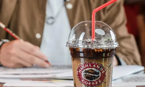 Chuỗi cà phê lớn nhất Việt Nam bị tố "đuổi" khách sau 1 tiếng: Nhân viên không báo trước, yêu cầu khách rời đi sau 60 phút hoặc phải gọi thêm đồ?