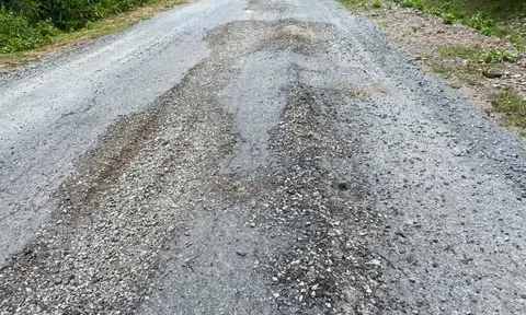 Thanh Hóa: Dự án gia cố, sửa chữa hư hỏng nền, mặt đường hơn 14 tỷ vừa đưa vào sử dụng đã “nát như tương”