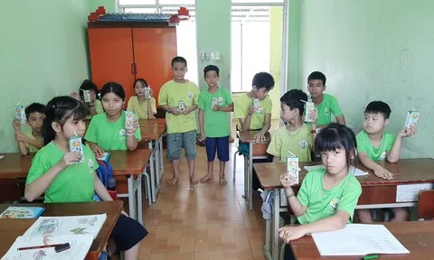 Quỹ sữa Vươn cao Việt Nam mang lại nụ cười hạnh phúc cho trẻ thơ mùa dịch