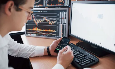 Giãn cách xã hội, chứng khoán trông chờ lịch sử lặp lại?