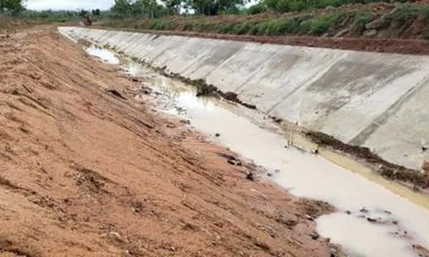 Kênh 543 tỷ chưa xong đã hỏng: Do mưa hay...lỗi thi công?