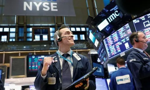 Chứng khoán Mỹ phục hồi ấn tượng, Dow Jones lập kỷ lục mới