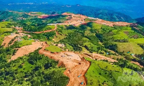 Hình ảnh điện gió 'cày xới' núi rừng Quảng Trị