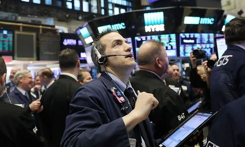 Fed công bố biên bản cuộc họp tháng 7, Dow Jones mất gần 400 điểm