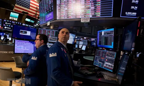 Phố Wall trái chiều sau phiên giao dịch biến động