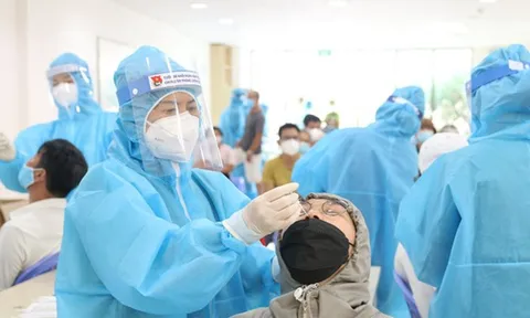 Covid-19 có thể lây từ tay người lấy mẫu xét nghiệm hay không?