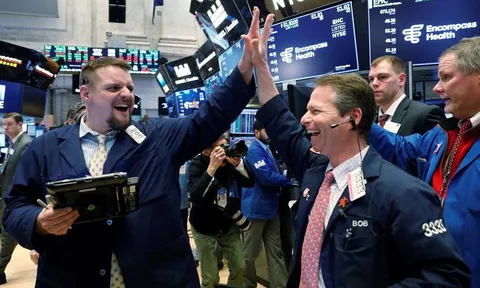 S&P 500 và Nasdaq đồng loạt lập kỷ lục mới nhờ lạc quan về tiêm chủng