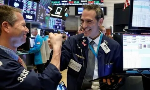 Phố Wall trái chiều, S&P 500, Nasdaq tiếp tục lập đỉnh