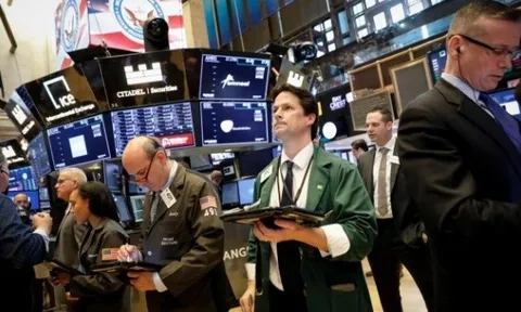 Phố Wall trái chiều, Nasdaq tiếp tục lập đỉnh lịch sử