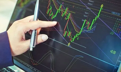 Nhóm cổ phiếu ngân hàng, chứng khoán, thép còn tạo “sóng" trong nửa cuối 2021?