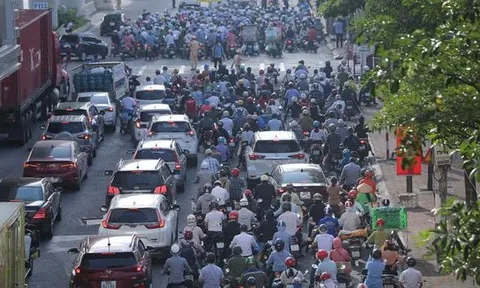 Hà Nội quyết định dùng mẫu giấy đi đường cũ: 'Sự điều chỉnh kịp thời, lắng nghe, hợp lòng dân'