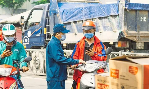 TP.HCM: Nới thêm thời gian lưu thông cho shipper, nhân viên siêu thị...
