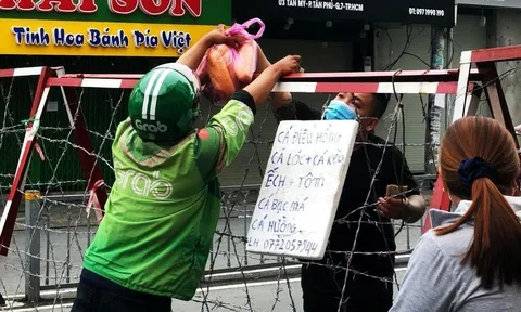 TP.HCM: Người dân quận 7 dè dặt ra đường trong ngày đầu thí điểm mở cửa trở lại