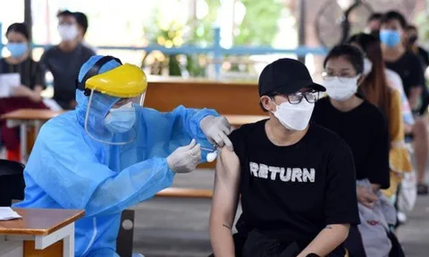 Làm việc với Phó thủ tướng, TP.HCM 'hứa' tuần này sửa xong dữ liệu tiêm chủng