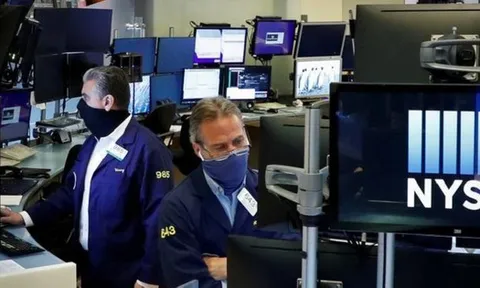 Lợi suất trái phiếu tăng, lo ngại lạm phát, trần nợ, Phố Wall bị bán tháo