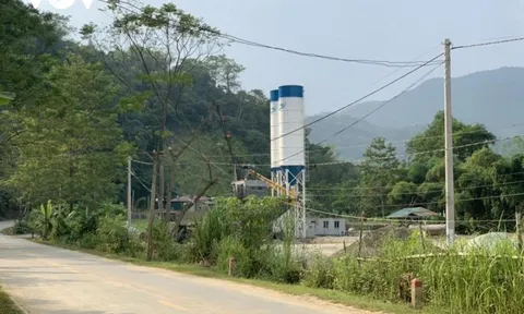 Ngang nhiên xây dựng trạm trộn bê tông trái phép bên bờ sông Năng