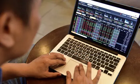 Thị trường giao dịch tích cực, VN-Index vượt mốc 1.350 điểm