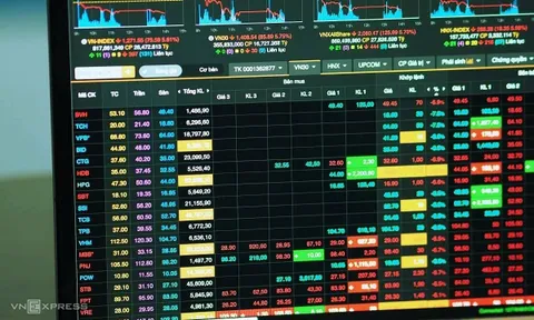 Chứng khoán tiến lên kỷ lục: VN-Index sát 1.400 điểm, VN30 vượt 1.500 điểm