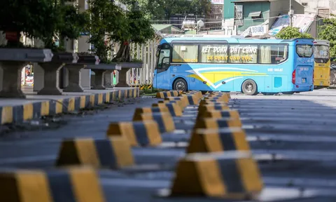 Hà Nội: Đề xuất xe buýt, taxi hoạt động trở lại từ ngày mai 13/10, vẫn dừng xe ôm